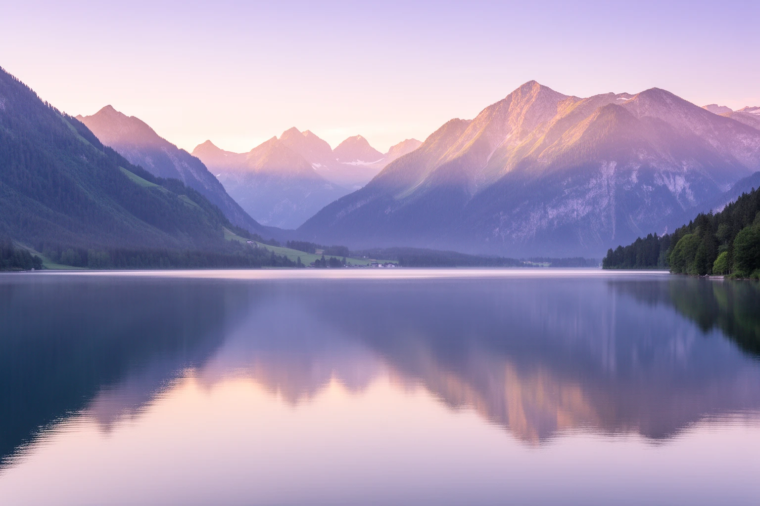 Alpensee im Chiemgau im warmen Abendlicht